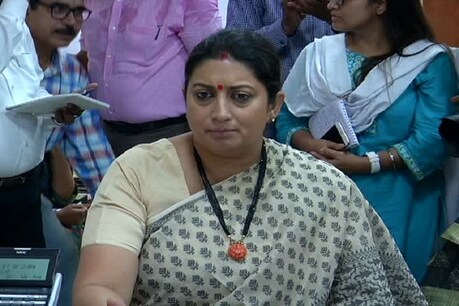 अमेठी में डीएम द्वारा हत्या पीड़ित परिवार के साथ बदसलूकी मामले में सांसद स्मृति ईरानी ने ट़्वीट किया है.