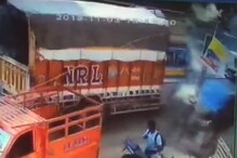 तेज रफ्तार ट्रक ने रौंदी सड़क किनारे खड़ी दो महंगी कारें, CCTV में कैद हुई घटना