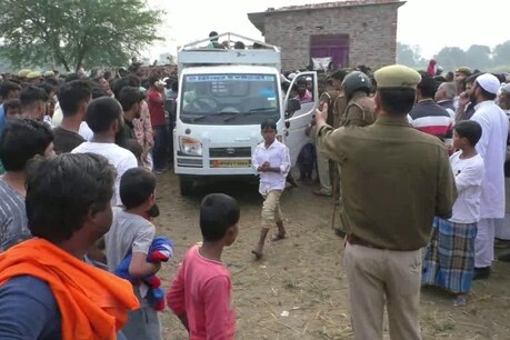आजमगढ़ में ट्रिपल मर्डर, पति-पत्नी और दुधमुही बच्ची को उतारा मौत के घाट आजमगढ़ में ट्रिपल मर्डर, पति-पत्नी और दुधमुही बच्ची को उतारा मौत के घाट