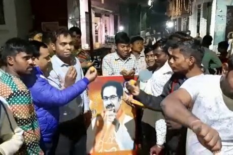 संभल में शिवसैनिकों ने उद्धव ठाकरे के सीएम बनने पर बांटी मिठाइयां
