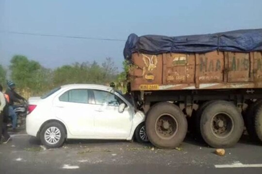 सरायकेला में सड़क हादसे में मां-बेटे समेत तीन लोगों की मौत हो गई 