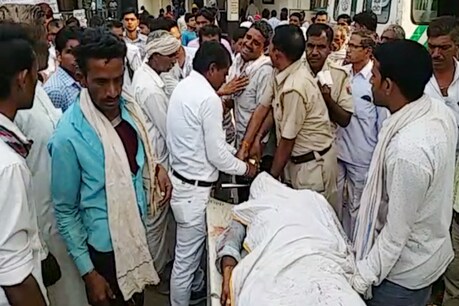 पोस्टमार्टम के लिए शव को ले जाती पुलिस