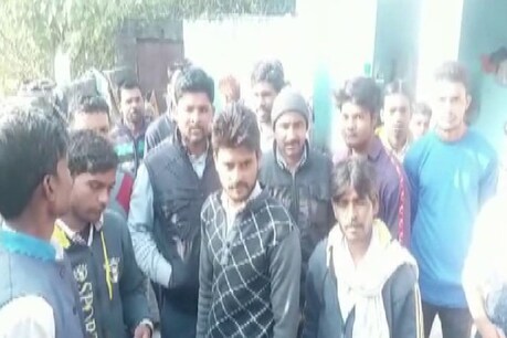 अमरोहा में डकैती, दो परिवारों को बंधक बनाकर जमकर लूटपाट अमरोहा में डकैती, दो परिवारों को बंधक बनाकर जमकर लूटपाट