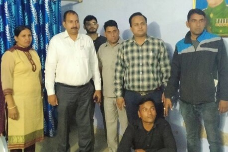 चरखी दादरी में भ्रूण लिंग जांच गिरोह का भंडाफोड़, ठेकेदार 10 हजार लेते रंगे हाथों गिरफ्तार चरखी दादरी में भ्रूण लिंग जांच गिरोह का भंडाफोड़, ठेकेदार 10 हजार लेते रंगे हाथों गिरफ्तार