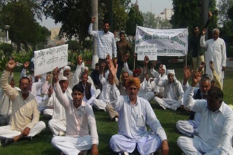बाजरा की हो रही अवैध खरीद, भारतीय किसान यूनियन ने किया प्रदर्शन बाजरा की हो रही अवैध खरीद, भारतीय किसान यूनियन ने किया प्रदर्शन
