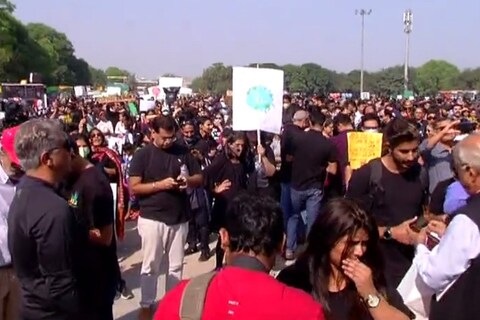प्रदूषण को लेकर सड़क पर काले कपड़े पहनकर लोगों ने किया प्रदर्शन