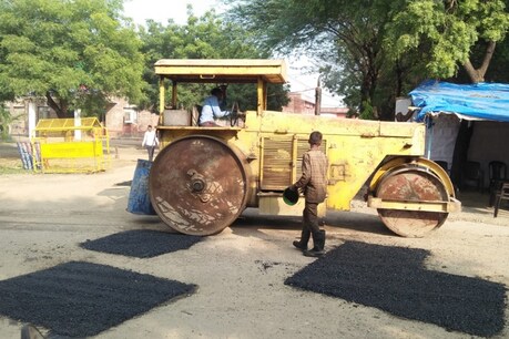 बारां में सड़क पर डामरीकरण का काम करते बाल मजदूर