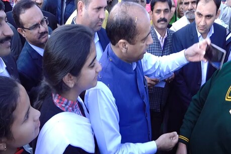 CM जयराम ठाकुर ने छात्र-छात्राओं के साथ खुद ली सेल्फी
