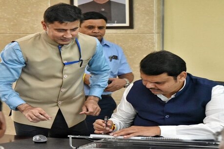 महाराष्ट्र में दूसरी बार मुख्यमंत्री बनने के बाद सबसे पहले फडणवीस ने एक महिला को आर्थिक मदद के तहत चेक सौंपा.