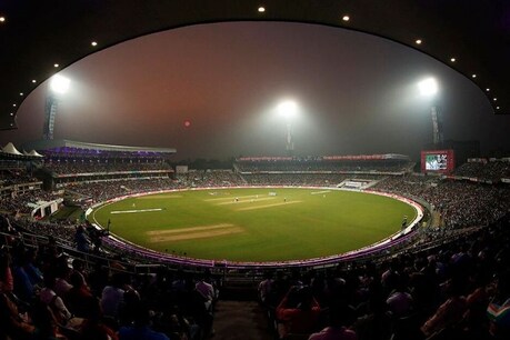 IND VS BAN: लाइव मैच में कर रहे थे बेटिंग, पुलिस ने ईडन गार्डन्स स्टेडियम से किया गिरफ्तार IND VS BAN: लाइव मैच में कर रहे थे बेटिंग, पुलिस ने ईडन गार्डन्स स्टेडियम से किया गिरफ्तार
