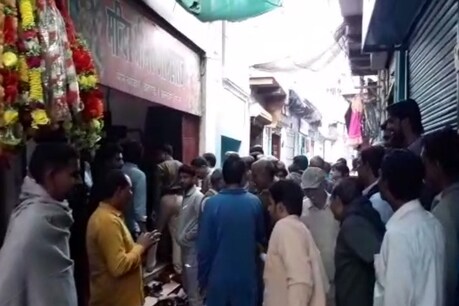 लूट और मारपीट के विरोध में बहरोड़ में व्यापारियों ने किया बाजार बंद, धरने पर बैठे लूट और मारपीट के विरोध में बहरोड़ में व्यापारियों ने किया बाजार बंद, धरने पर बैठे