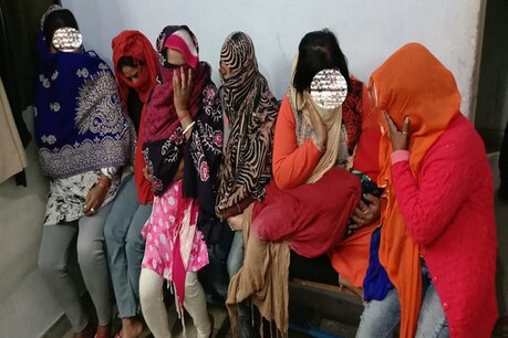 फतेहाबाद में सेक्स रैकेट का भंडाफोड़, 6 लड़कियों समेत 10 गिरफ्तार फतेहाबाद में सेक्स रैकेट का भंडाफोड़, 6 लड़कियों समेत 10 गिरफ्तार