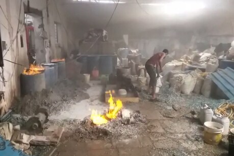 प्लास्टिक के कैरेट बनाने की फैक्ट्री में लगी आग, हादसे में 3 मजदूर झुलसे प्लास्टिक के कैरेट बनाने की फैक्ट्री में लगी आग, हादसे में 3 मजदूर झुलसे
