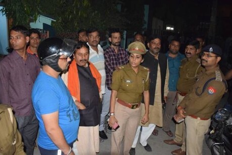 पुलिस ने घर का दरवाजा तोड़कर दोनों शव और युवती दीपा श्रीवास्तव को बाहर निकाला