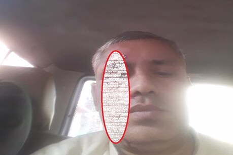 घायल चावला को अस्पताल ले जाती पुलिस