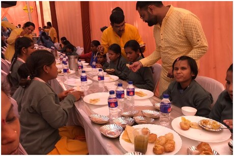 सेवाभाव के साथ मनाया जा रहा शादी का जश्न.