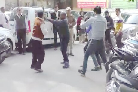 कोर्ट में हियरिंग के दौरान दो गुटों में खूनी संघर्ष, वकील व पुलिस होमगार्ड बने रहे मूकदर्शक कोर्ट में हियरिंग के दौरान दो गुटों में खूनी संघर्ष, वकील व पुलिस होमगार्ड बने रहे मूकदर्शक