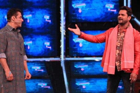 Bigg Boss 13: खेसारी लाल यादव ने सलमान खान को खिलाई लिट्टी, दिल्ली में लगाते थे ठेला Bigg Boss 13: खेसारी लाल यादव ने सलमान खान को खिलाई लिट्टी, दिल्ली में लगाते थे ठेला