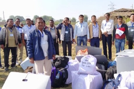 मतदानकर्मियों को लेकर उड़ा हेलिकॉप्टर भटककर छत्तीसगढ़ पहुंच गया.