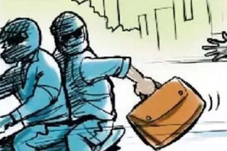 गुरुग्राम: युवक के सिर पर पत्थर मारकर 4 लाख रुपये लूट ले गए बदमाश गुरुग्राम: युवक के सिर पर पत्थर मारकर 4 लाख रुपये लूट ले गए बदमाश