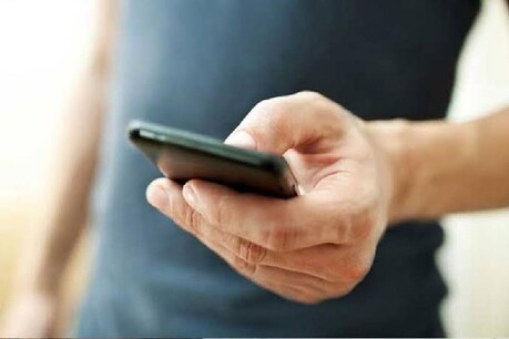 आगरा पुलिस अब लोगों के मोबाइल रिचार्ज कराएंगे (File Photo)