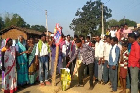 व्यापारियों ने किसानों का धान खरीदना बन्द कर दिया है.