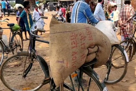 धान खरीदी में सख्ती, सुकमा के व्यापारियों ने किया विरोध, बाजार में ही किसानों ने फेंका धान धान खरीदी में सख्ती, सुकमा के व्यापारियों ने किया विरोध, बाजार में ही किसानों ने फेंका धान