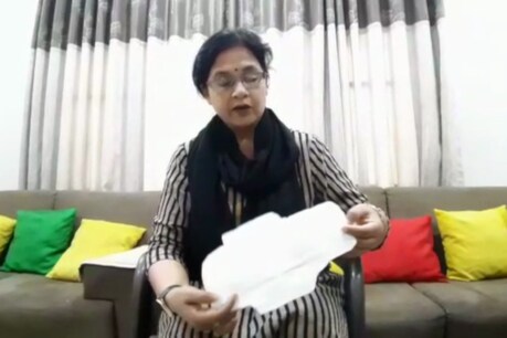 छत्तीसगढ़ के धमतरी की एक समाजसेवी सुमिता पंजवानी ने धान के पराली या पैरा से सैनेटरी नैपकिन बनाया है.