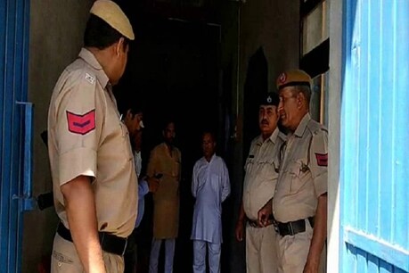 महेंद्र चावला पर हमले के आरोपित को नहीं पकड़ने पर सुरक्षा में तैनात दो सिपाही सस्पेंड