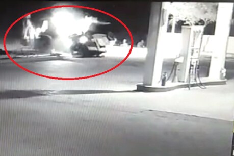 जोधपुर में जेसीबी चालक ने पेट्रोल पंप पर पुलिस की जीप को टक्कर मारकर उड़ाया