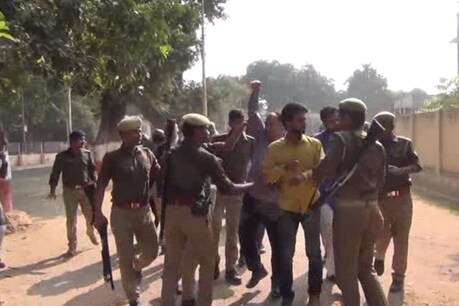 प्रतापगढ़: पुलिसलाइन की मस्जिद में नमाज पढ़ने से रोकने पर पुलिस से भिड़े AIMIM के नेता प्रतापगढ़: पुलिसलाइन की मस्जिद में नमाज पढ़ने से रोकने पर पुलिस से भिड़े AIMIM के नेता