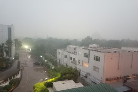 दिल्ली-एनसीआर में तेज हवाओं संग शनिवार शाम को हुई बारिश .