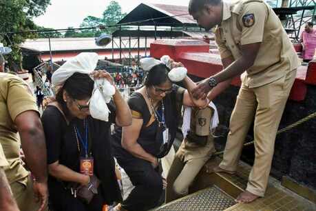 सबरीमला जा रही महिला अधिकार कार्यकर्ता पर हमला, पुलिस का सुरक्षा देने से इनकार सबरीमला जा रही महिला अधिकार कार्यकर्ता पर हमला, पुलिस का सुरक्षा देने से इनकार