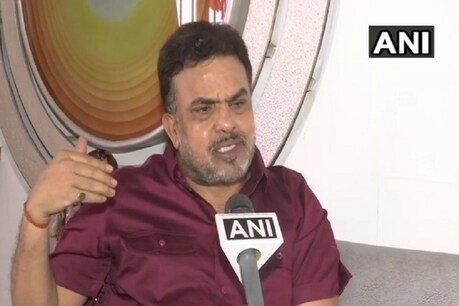 महाराष्ट्र में अचानक से बदले राजलनीतिक हालात के बीच कांग्रेस नेता संजय निरुपम ने हमला बोला है. (फाइल फोटो)