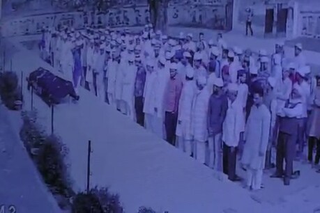 छात्रों के सामने ही जनाजे रखकर लोग पढ़ते हैं नमाज