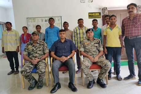 SP विनोद चौबे की हत्या में शामिल 10 लाख के इनामी समेत 9 नक्सलियों ने किया सरेंडर SP विनोद चौबे की हत्या में शामिल 10 लाख के इनामी समेत 9 नक्सलियों ने किया सरेंडर