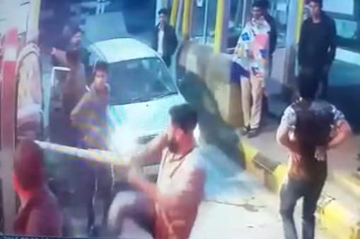 नागौर में रविवार की रात टोल गेट को तोड़ते बदमाश नागौर में रविवार की रात टोल गेट को तोड़ते बदमाश
