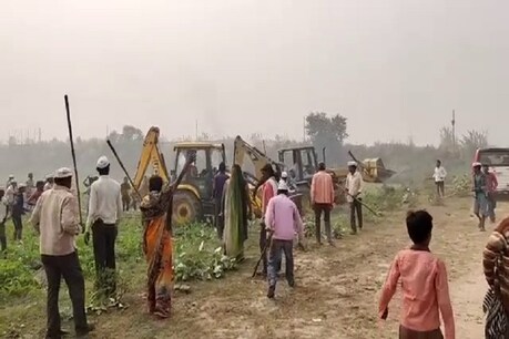 उन्नाव में किसानों को प्रदर्शन पर जिला प्रशासन का कहना है कि मुआवजा पूरी तरह से दिया जा चुका है.