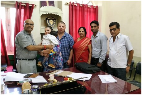 डेढ़ साल पहले अस्पताल में कुश को लावारिस छोड़ गई थी मां, अब यूरोप के दम्पति ने लिया गोद डेढ़ साल पहले अस्पताल में कुश को लावारिस छोड़ गई थी मां, अब यूरोप के दम्पति ने लिया गोद