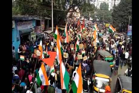 NRC और CAA के समर्थन में सड़क पर उतरे लोग, 'भारत माता की जय' के लगे नारे NRC और CAA के समर्थन में सड़क पर उतरे लोग, 'भारत माता की जय' के लगे नारे