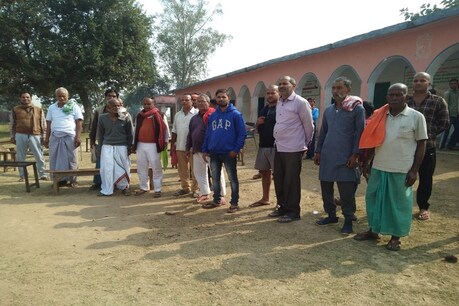सासाराम में आशिक मिजाज हेडमास्टर ने मैडम को छेड़ा, शिक्षिका के शोर मचाने पर स्कूल में जुटे लोग