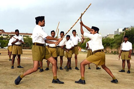 ऐसे सरकारी कर्मचारियों और अधिकारियों की जानकारी जुटाई जा रही है जो RSS की शाखा में भाग लेते हैं. (Getty Images)