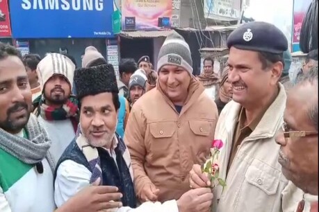 CAA पर संग्राम: छपरा में राजद कार्यकर्ताओं ने बांटे फूल, मोतिहारी में किया हवन CAA पर संग्राम: छपरा में राजद कार्यकर्ताओं ने बांटे फूल, मोतिहारी में किया हवन