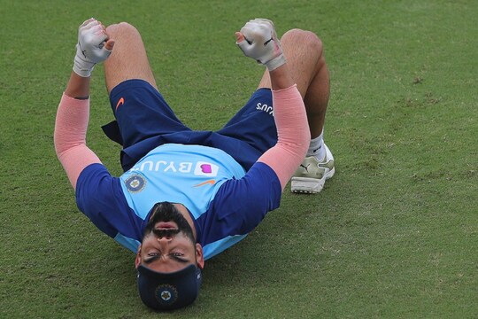 हैदराबाद टी20 मैच से पहले ट्रेनिंग सेशन के दौरान मैदान पर पसीना बहाते भारतीय कप्तान विराट कोहली 