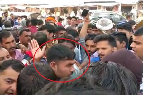 राजस्थान: ATM कार्ड बदलने का आरोपी भीड़ के हत्थे चढ़ा, उसे पिटती देखती रही पुलिस राजस्थान: ATM कार्ड बदलने का आरोपी भीड़ के हत्थे चढ़ा, उसे पिटती देखती रही पुलिस