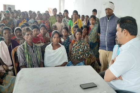 बीजापुर में विधायक से शिकायत करने पहुंचे आदिवासी.