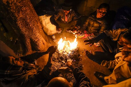 दिल्ली समेत पूरे उत्तर भारत में ठंड का प्रकोप जारी है.