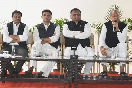 बैठक सीएम अशोक गहलोत, पीसीसी चीफ एवं डिप्टी सीएम सचिन पायलट और प्रदेश प्रभारी अविनाश पांडे ने ली.