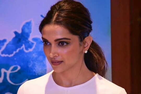 दीपिका पादुकोण (Deepika Padukone) फिल्‍म 'छपाक' (Chhapaak) एक ऐसिड अटैक सरवाइवर मालती का किरदार निभाती दिखने वाली हैं. इसी फिल्‍म से दीपिका पहली बार प्रोड्यूसर भी बनी हैं. 