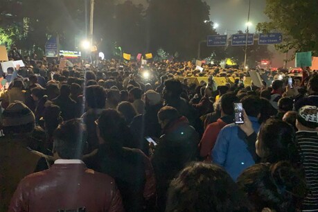 Citizenship Act Protest: असम दिल्ली समेत कई यूनिवर्सिटी में प्रदर्शन जारी, प्रियंका ने इंडिया गेट पर दिया धरना Citizenship Act Protest: असम दिल्ली समेत कई यूनिवर्सिटी में प्रदर्शन जारी, प्रियंका ने इंडिया गेट पर दिया धरना